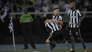 Disputando três campeonatos, Botafogo se preocupa com desgaste físico Time do Botafogo avançou na Copa Libertadores