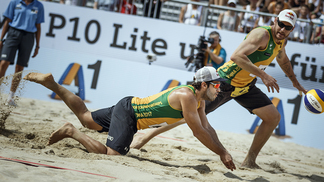 Alison e Bruno são derrotados por canadenses; Evandro e André avançam Bruno e Alison, durante o Mundial de vôlei de praia