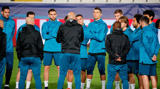 Real Madrid busca vaga e paz no Chipre; Sevilla e Liverpool duelam Jogadores do Real Madrid reunidos por Zidane após treino