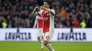Justin Kluivert faz 'hat trick' que pai jamais conseguiu pelo Holandês Kluivert marcou três gols no jogo