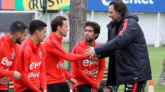 Valdivia detona ex-técnico do Chile que assumiu seleção da Copa: 'Traição. É o responsável por nos deixar fora' Valdivia e Pizzi em treino da seleção chilena