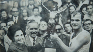1957 - O ano da graça, o ano do meu casamento Wlamir recebe troféu sob os olhares do presidente Wadih Helu
