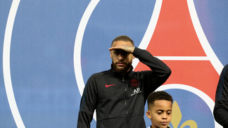 Menos da metade do salário e 'comportamento social': pelo delírio catalão, Neymar trocar PSG por Barcelona é estupidez Neymar, do PSG, antes de uma partida do Campeonato Francês