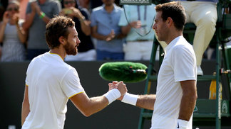 Hoje nº 589 do mundo, letão surpreende e frustra novo duelo Del Potro x Djokovic Gulbis cumprimenta Del Potro após vencê-lo em Wimbledon