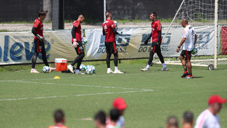 Mais um dia de desgaste: Diego Alves vai a treino do Flamengo em horário diferente do orientado Diego Alves em treino do Flamengo no dia 30 de outubro