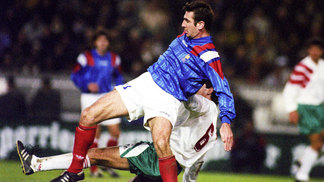 Com a Argentina podendo ficar de fora, relembre os 5 maiores times que não foram às Copas do Mundo Eric Cantona França Bulgária Eliminatórias Copa-1994 17/11/1993