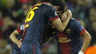 Para Busquets, virada sobre o Milan só não supera 5 a 0 diante do Real em 2010 Busquets abraça Iniesta após a vitória sobre o Milan