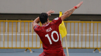 Hulk brilha, Shanghai SIPG goleia time de Felipão e abre boa vantagem nas quartas da Champions asiática Hulk comemora à la Usain Bolt na goleada do Shanghai SIPG contra o Guanghzou Evergrande
