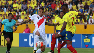 Peru vence fora, entra no G-4, e Equador despenca nas Eliminatórias Guerrero disputa a bola com Arboleda