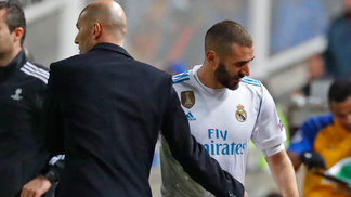 Zidane rebate críticas a Benzema: 'Vou defendê-lo até a morte' Zidane cumprimenta Benzema ao substitui-lo