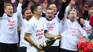 A estratégia da Polônia para ser cabeça-de-chave da Copa: não jogar amistosos Robert Lewandowski celebra a classificação polonesa para a Copa do Mundo de 2018