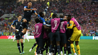 No confronto de estilos, a defesa francesa venceu o ataque croata Jogadores da França comemoram o quarto gol na final