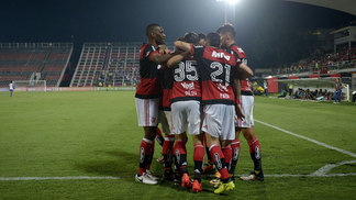 Em plano de metas, Flamengo diz que vai ser 'mais vitorioso' das Américas e ganhar 50% dos títulos nacionais Jogadores do Flamengo comemoram gol em partida contra o Bahia no Brasileiro