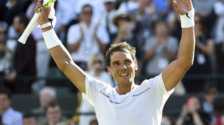 Nadal cede apenas seis games para australiano e vai à segunda rodada em Wimbledon Rafael Nadal comemora sua vitória na estreia em Wimbledon 2017
