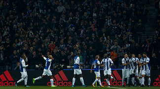 Em jogo de 7 gols, Porto atropela Monaco e assegura vaga nas oitavas; Talisca garante triunfo do Besiktas Jogadores do Porto comemoram gol de Aboubakar contra o Monaco