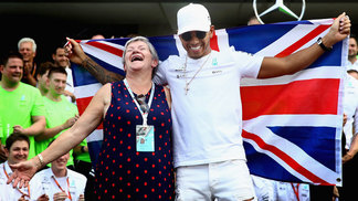 Hamilton x Vettel: agora os dois são tetra. Quem é melhor? Lewis Hamilton comemora seu quarto título da Fórmula 1 ao lado da mãe, Carmen