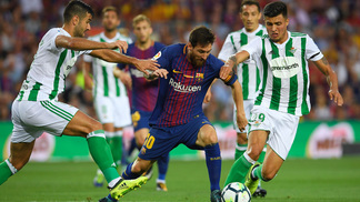 Messi para três vezes na trave, mas Barcelona passa fácil pelo Betis e estreia com vitória no Espanhol Messi tenta escapar da marcação do Barcelona