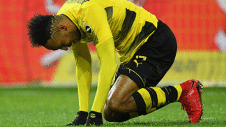 Após vexame na Champions, Dortmund perde em casa para ameaçado de rebaixamento, 'esquece' título e segue atolado na crise Aubameyang Lamenta Derrota Borussia Dortmund Werder Bremen Campeonato Alemão Futebol Getty 09/12/2017