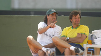 Profissão treinador Meligeni conversa com o técnico da seleção brasileira, Mauro Menezis, em 2006