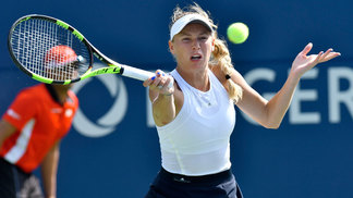 Wozniacki vence americana de virada e vai às quartas do WTA Premier de Tóquio Wozniacki venceu por 2 sets a 1 nesta sexta-feira