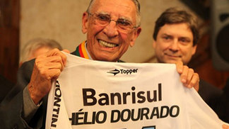 Morre Hélio Dourado, presidente do Grêmio no primeiro título brasileiro: 'Uma história que jamais será esquecida' Hélio Dourado em 2014 ao receber o título de presidente honorário do Grêmio
