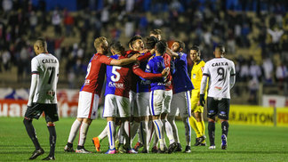 Paraná Clube recebe o CRB querendo encostar no G4 Jogadores do Paraná comemoram vitória por 4 a 1 contra o Brasil-RS