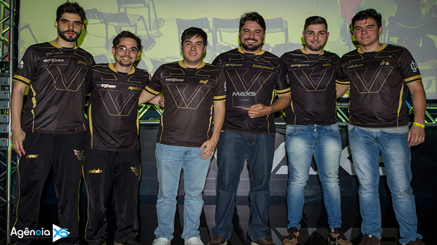 Durante a MAX5 Cup, kakavel ficou junto aos jogadores Durante a MAX5 Cup, kakavel ficou junto aos jogadores