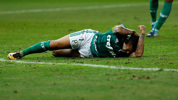 Dudu no chão sem condições de seguir no jogo Dudu no chão sem condições de seguir no jogo