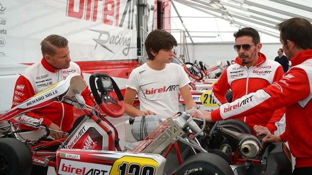 Caio Collet (ao centro) com a equipe de Kart Caio Collet (ao centro) com a equipe de Kart