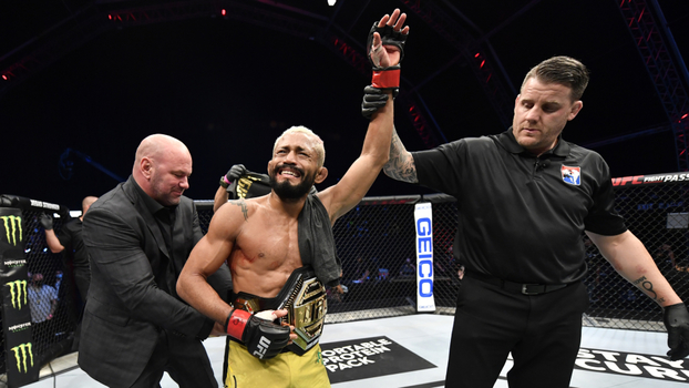 Deiveson Figueiredo recebe cinturão de Dana White após bater Joseph Benavidez Deiveson Figueiredo recebe cinturão de Dana White após bater Joseph Benavidez