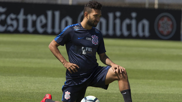 Clayson se manifesta após ser acusado de cuspir em Felipe Melo
