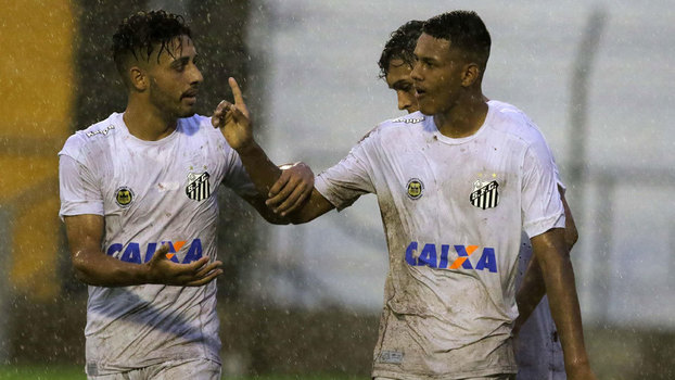Tailson (dir.) comemora gol do Santos Tailson (dir.) comemora gol do Santos