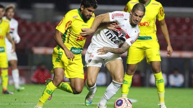 Pato em disputa de bola contra o Mirassol Pato em disputa de bola contra o Mirassol