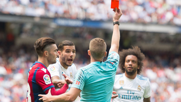 Árbitro expulsa Marcelo após agressão durante Real Madrid x Levante Árbitro expulsa Marcelo após agressão durante Real Madrid x Levante
