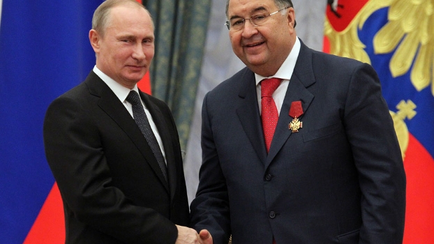 Usmanov, que detém 30,04% do Arsenal, é outro oligarca aliado de Putin com futuro ameaçado na Inglaterra Usmanov, que detém 30,04% do Arsenal, é outro oligarca aliado de Putin com futuro ameaçado na Inglaterra