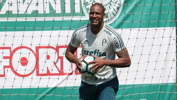 Jailson retorna ao gramado, anima médico do Palmeiras e avisa: 'Papai está voltando'