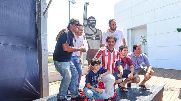 Raí e sua família ao lado do monumento em homenagem a Sócrates Raí e sua família ao lado do monumento em homenagem a Sócrates