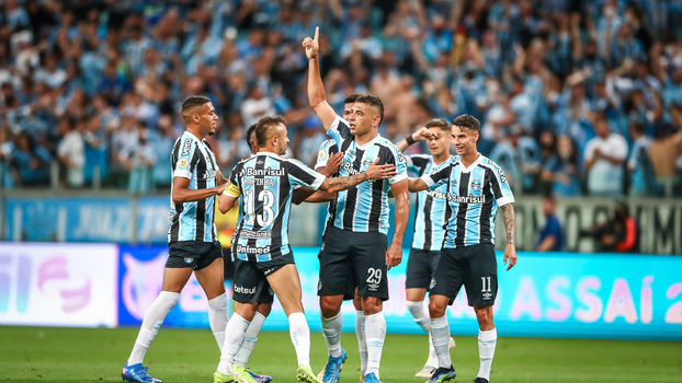 Jogadores do Grêmio comemoram gol de Diego Souza contra o Atlético-MG Jogadores do Grêmio comemoram gol de Diego Souza contra o Atlético-MG