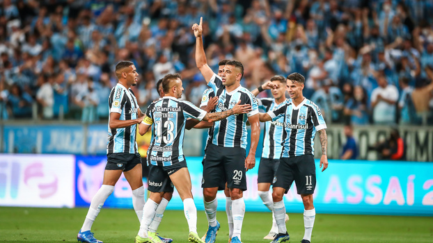 Jogadores do Grêmio comemoram gol de Diego Souza contra o Atlético-MG