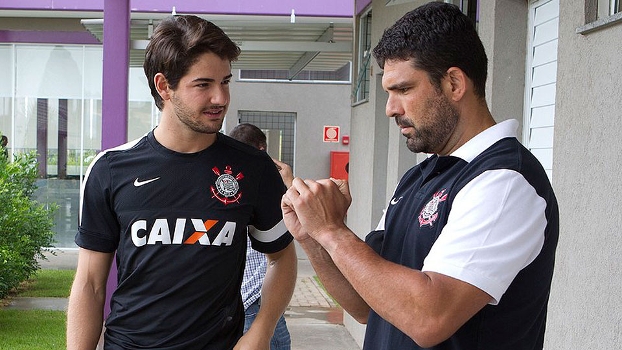 China seduz, e responsável por 'curar' Ronaldo, Pato e Renato Augusto deixa o Corinthians