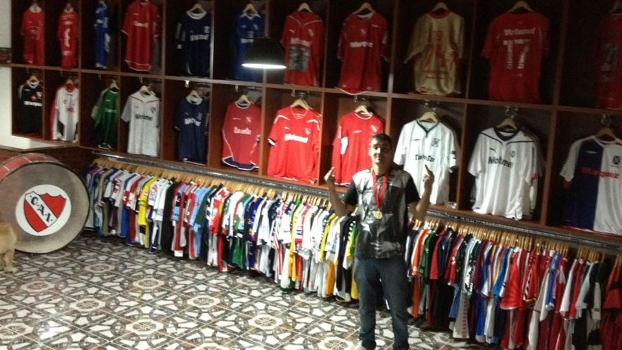 Bebote possui vasta coleção de camisas, graças à sua amizade com jogadores Bebote possui vasta coleção de camisas, graças à sua amizade com jogadores