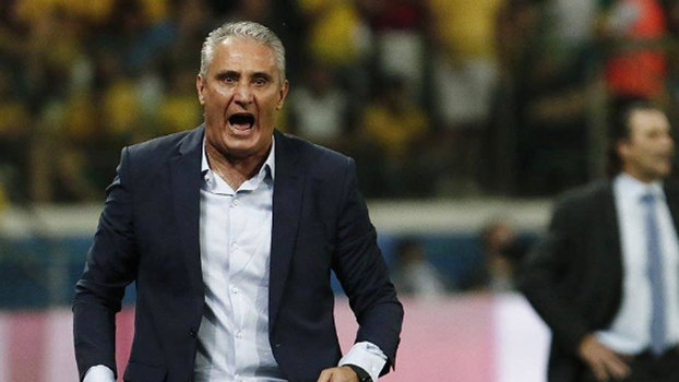 Tite durante o jogo contra o Chile; treinador vive expectativa por rivais no Mundial Tite durante o jogo contra o Chile; treinador vive expectativa por rivais no Mundial