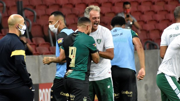 Lisca comemora com Rodolfo gol da vitória do América na casa do Inter Lisca comemora com Rodolfo gol da vitória do América na casa do Inter