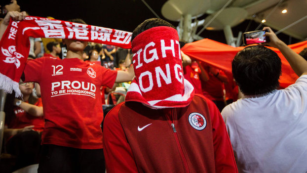 Torcedor protesta contra China e mostra orgulho por ser Hong Kong Torcedor protesta contra China e mostra orgulho por ser Hong Kong