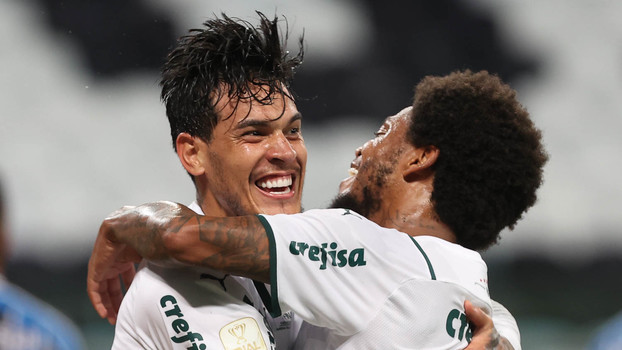 Gustavo Gómez comemora gol da vitória com Luiz Adriano Gustavo Gómez comemora gol da vitória com Luiz Adriano