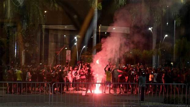 Torcedores do Flamengo realizaram foguetório em frente a hotel do Independiente Torcedores do Flamengo realizaram foguetório em frente a hotel do Independiente