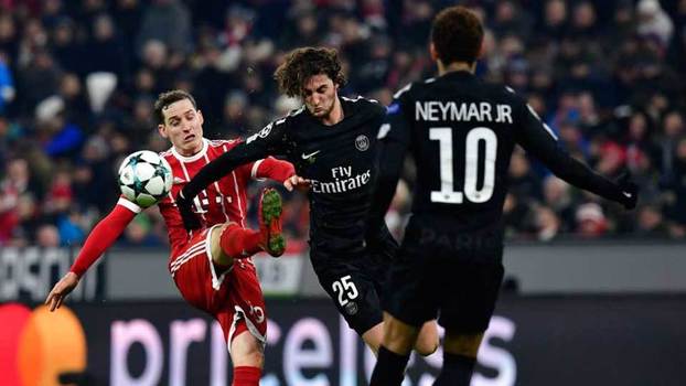 Adrien Rabiot disputa com Sebastian Rudy, sob olhares de Neymar, em Bayern de Munique x PSG Adrien Rabiot disputa com Sebastian Rudy, sob olhares de Neymar, em Bayern de Munique x PSG