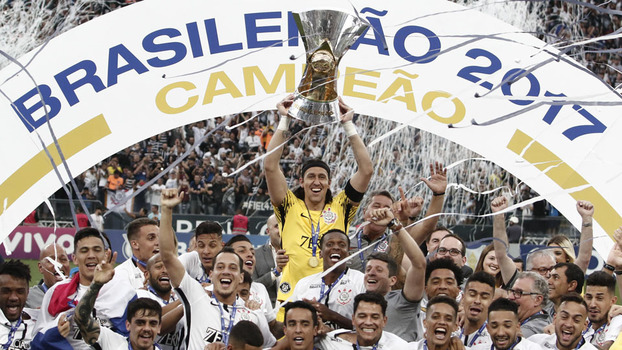 Cássio ergue a taça de campeão brasileiro de 2017 para o Corinthians