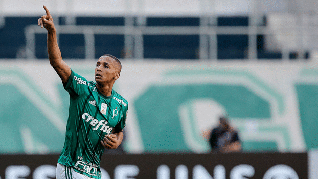 Com Felipe Melo titular após quatro meses, Deyverson ignora 'carta de demissão', faz dois e comanda vitória sobre o Flamengo