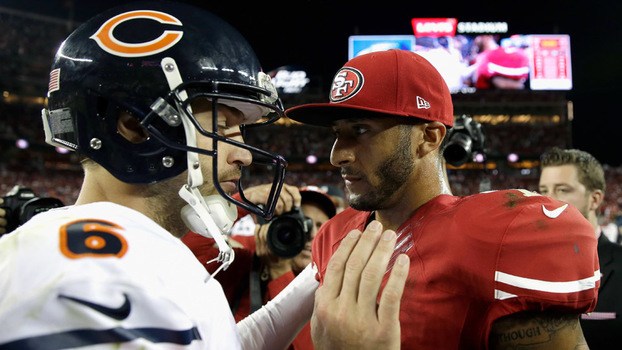 Cutler (esquerda) ficou com a vaga que poderia ser de Kaepernick Cutler (esquerda) ficou com a vaga que poderia ser de Kaepernick
